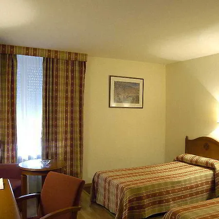 Abat Cisneros Hotel Monserrat